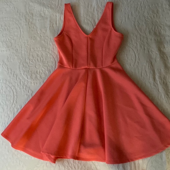 Beautiful dress in the color coral never worn. - Picture 1 of 5
